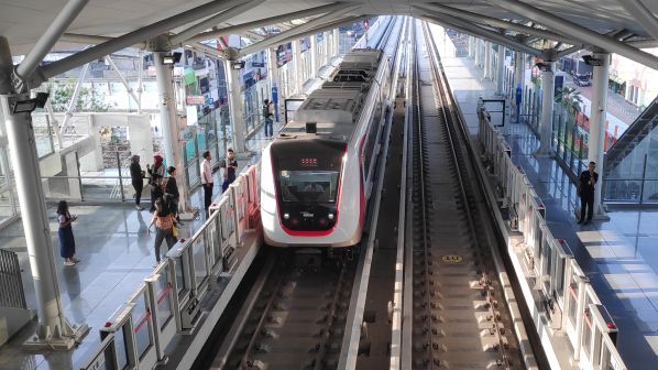 Jakarta LRT begins trial passenger operation