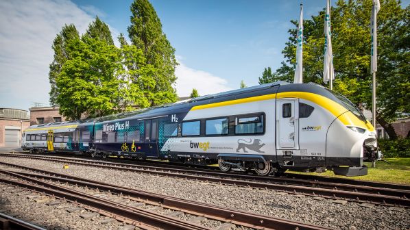 DB und Siemens stellen neues Wasserstoffzug- und Nachfüllsystem vor