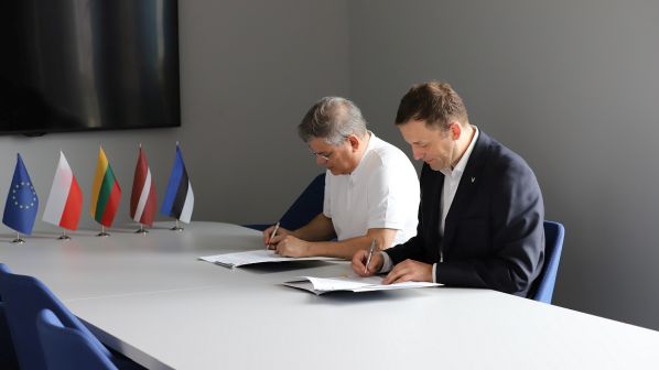 Rail Baltica i CPK podpisują umowę o współpracy z Polską